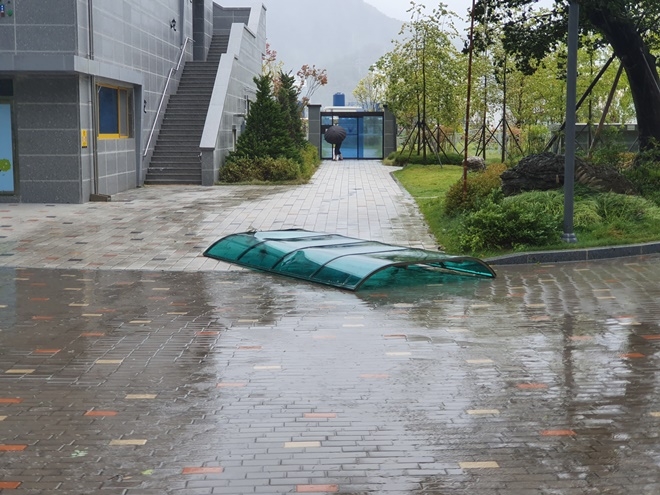 강풍에 떨어진 자전거보관대 아크릴지붕.(사진제공=부산남부소방서)
