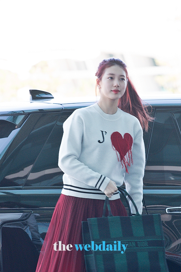 수지, 인천국제공항 출국 현장