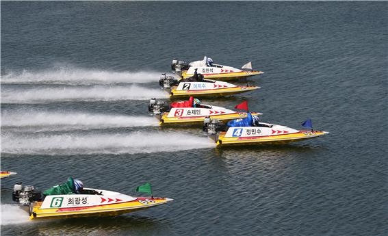 경정선수들의 경기 모습. (사진=국민체육진흥공단)