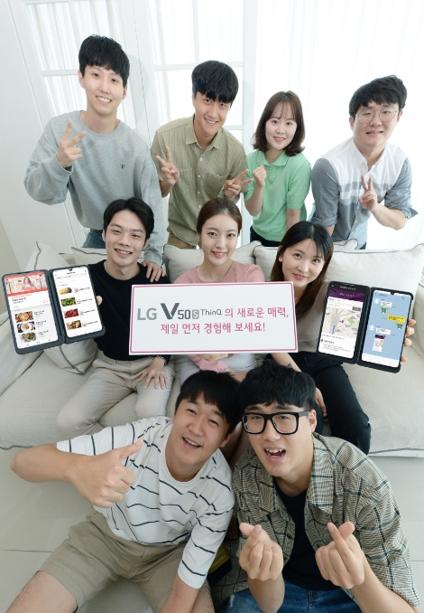 LG전자 모델이 LG V50 ThinQ와 신형 LG 듀얼 스크린을 소개하고 있다. 사진=LG전자