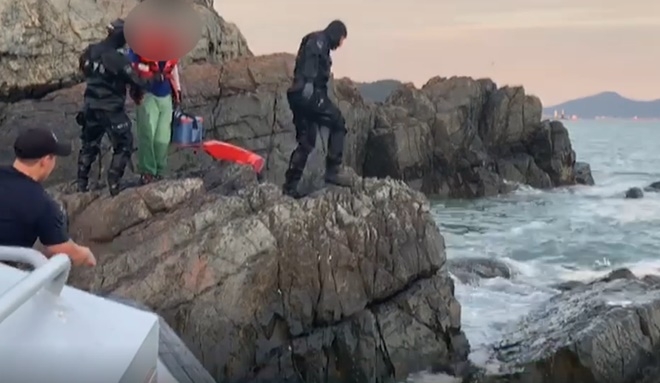 고립된 낚시객을 구조하고 있다.(제공=부산해양경찰서)