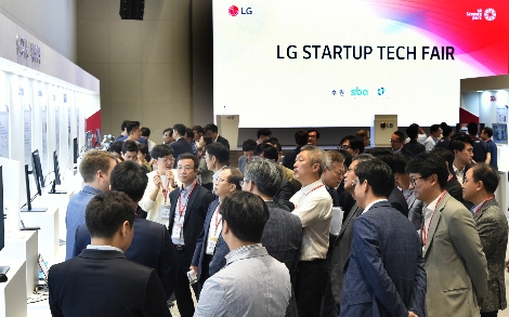 25일 서울 마곡에 위치한 LG사이언스파크에서 열린 'LG 스타트업 테크페어 2019'에서 안승권 LG사이언스파크 대표(왼쪽 세번째), 박일평 LG전자 CTO(왼쪽 두번째), 장영승 서울산업진흥원 대표(왼쪽 첫번째)가 스타트업 '비햅틱스'의 VR기기 및 촉각수트를 체험하고 있다. 사진=LG