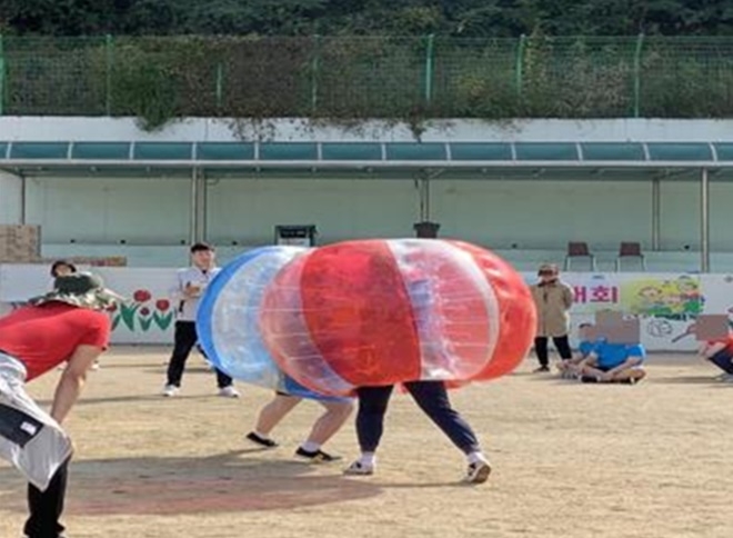 학생들이 소년보호위원과 교사들과 함께 어울리며 즐거운 시간을 보내고 있다.(사진제공=안