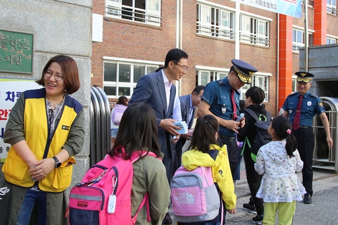 진정무 경남경찰청장이 등교하는 학생들과 담소를 나누고 있다.(사진제공=경남경찰청)
