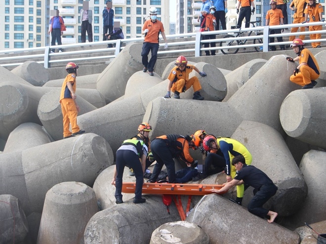 테트라포드 추락자를 합동구조하고 있다.(사진제공=부산해양경찰서)