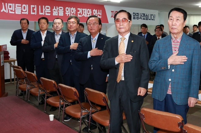 새롭게 구성된 임명직 당직자들이 국민의례를 하고 있다.(사진제공=자유한국당울산시당)