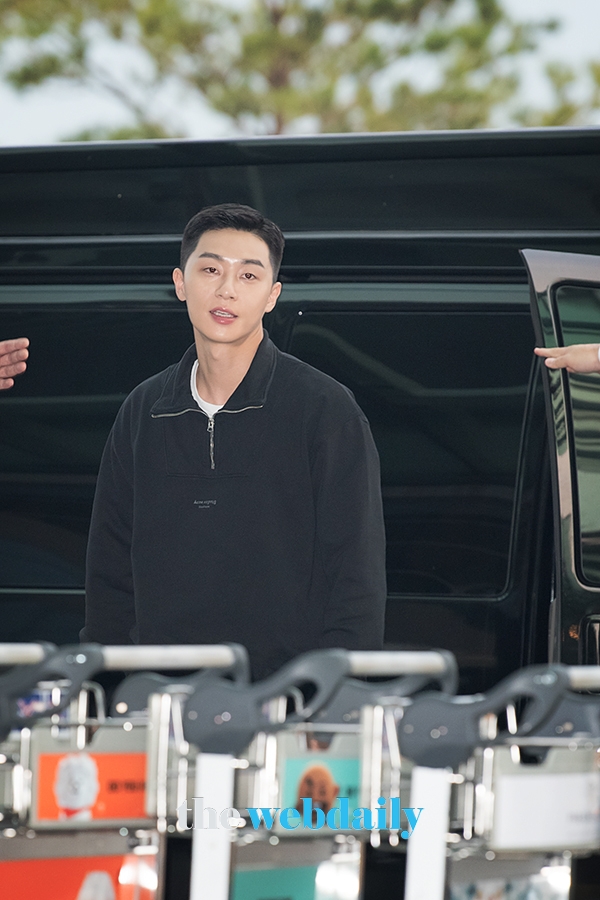 박서준, 인천국제공항 출국 현장
