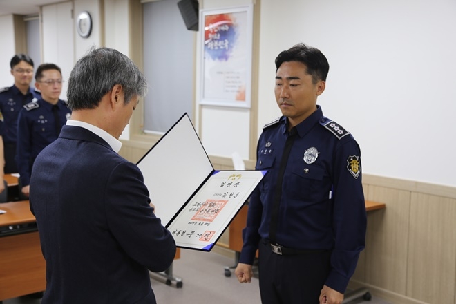 신규 교정관에게 대통령 임명장을 수여하고 있다.(사진제공=부산구치소)