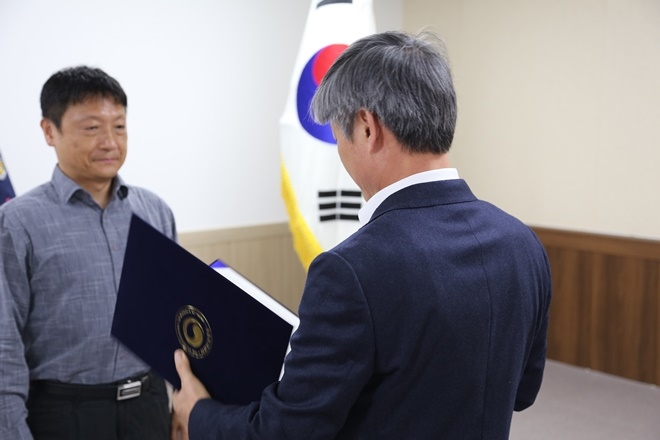 신규 기술서기관(의료과장)에 대해 대통령 임용장을 수여하고 있다.(사진제공=부산구치소)