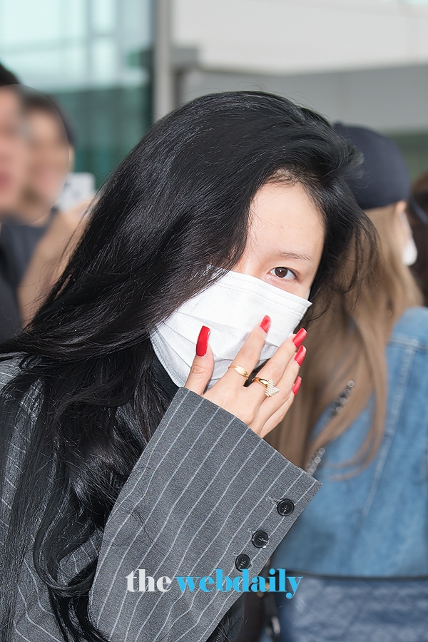 마마무(MAMAMOO) 화사, 인천국제공항 출국 현장