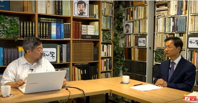 한홍구 교수와 대담하고 있는 천정배의원.(사진=천정배트위터)