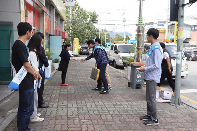 인근주민들을 대상으로 청렴물티슈를 배부하고 있다.(사진제공=서울소년원)
