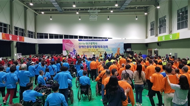 27일 장애인종합생활체육대회서 사회봉사대상자들이 도우미활동을 하고 있다.(사진제공=대구준법지원센터)