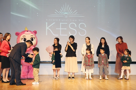 KT 미디어플랫폼사업본부장 송재호 전무가 ‘2019 키즈랜드 잉글리시 슈퍼스타’에서 우수한 성적을 거둔 어린이들에게 상장을 수여하고 있다. 사진=KT