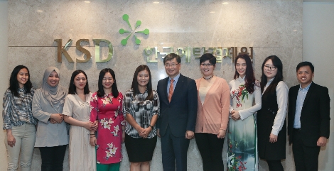 박임출 예탁결제원 전무(왼쪽 여섯번째)가 몽골·베트남·인도네시아 교육생들과 함께 기념 촬영을 하고 있는 모습. 사진=한국예탁결제원