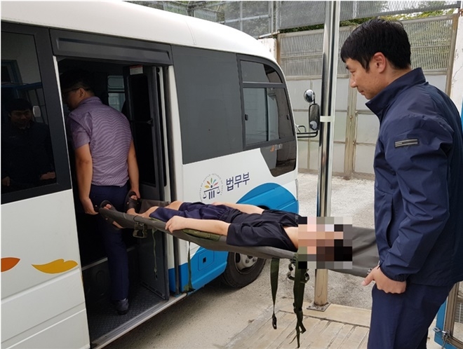 응급환자 발생을 가정한 모의훈련을 하고 있다.(사진제공=서울소년분류심사원)