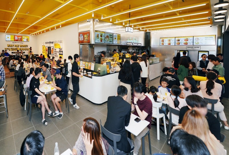 신세계푸드 ‘노브랜드 버거’, 6주 만에 10만개 팔려…‘초가치’ 통했다