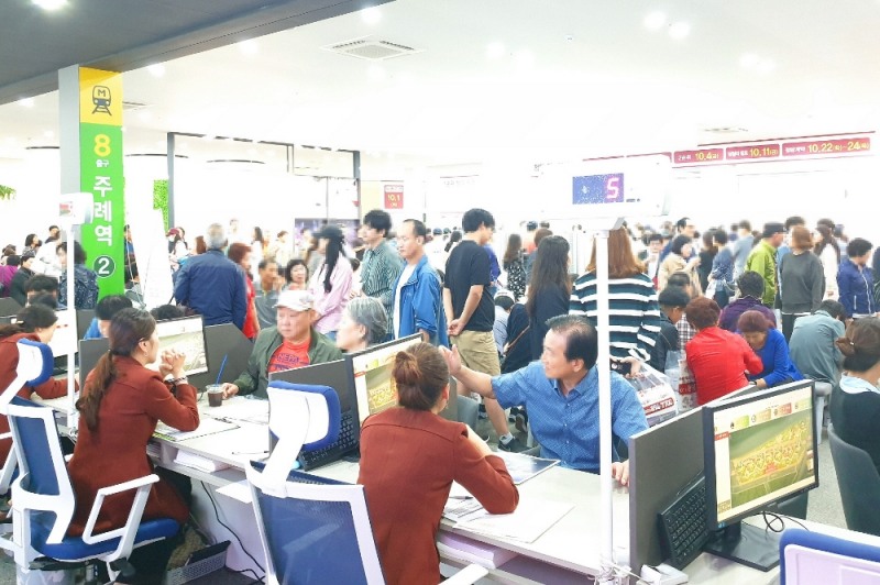 롯데건설 '주례 롯데캐슬 골드스마트' 견본주택에 방문한 인파.(사진= 롯데건설)