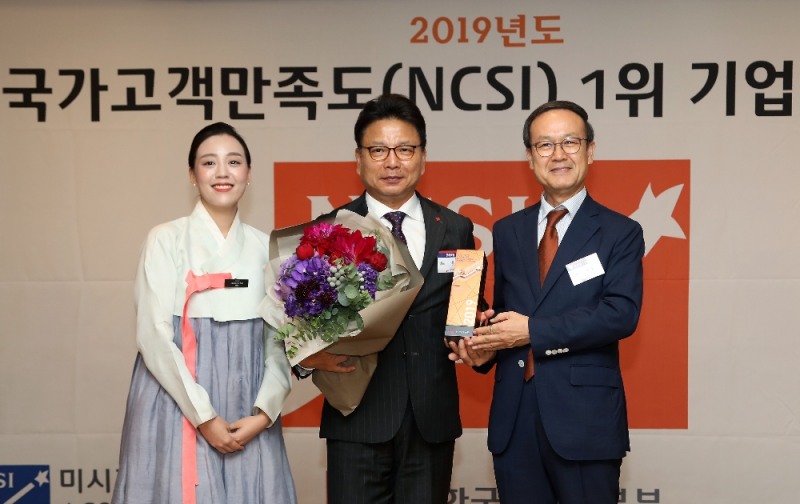 1일, 롯데호텔서울 사파이어볼룸에서 열린 한국생산성본부 주관 ‘2019 국가고객만족도(NCSI)’ 1위 기업 인증식에서 3년 연속 호텔부문 1위를 차지한 롯데호텔의 김정환 대표이사(가운데)가 수상 후 기념 촬영을 하고 있다., (사진=롯데호텔서울)