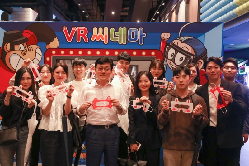 지난달 27일에 열린 ‘CEO-직원 만남의 행사’에 참여한 김성한 ㈜부산롯데호텔 대표이사와 직원들이 기념 촬영을 하고 있다. (사진=부산롯데호텔)