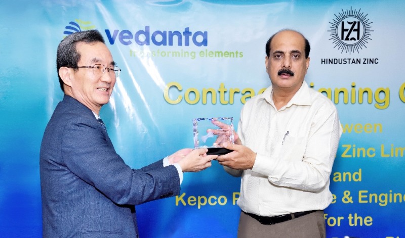 한전KPS 김범년 사장(사진 왼쪽)이  HZL사 Sunil Duggal 사장(사진 오른쪽)에게 기념패 전달 후 기념촬영을 하고 있다.(사진=한전KPS)