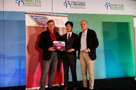 독일 프랑크푸르트에서 개최된 ‘WBA Industry Awards 2019’에서 KT Device본부 온남석 상무(중앙)가 '최고 와이파이 네트워크 통신사 상'을 수상한 후 시상자인 WBA CEO 티아고 로드리게스(Tiago Rodrigues, 오른쪽)와 WBA 의장 데렉 피터슨 (Derek Peterson, 왼쪽)과 기념 촬영을 하고 있다. 사진=KT