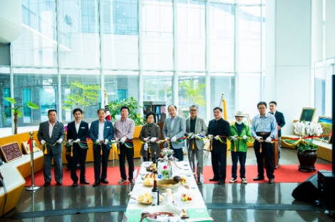 문화예술이 있는 열린 공공기관 조성을 위한 '우리 함께 가자' 문화예술제 행사 테이프 커팅식을 진행하고 있다. 사진=중부발전