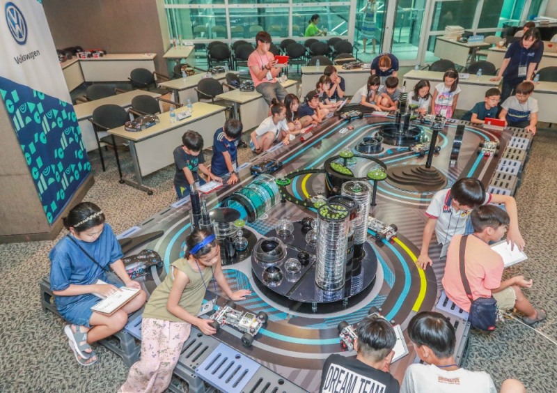 폭스바겐, 미래인재 육성 ‘투모로드 위켄드 스쿨’ 실시