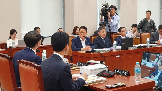 박지원 의원이 법제처장에게 질의를 하고 있다.(사진제공=박지원의원실)