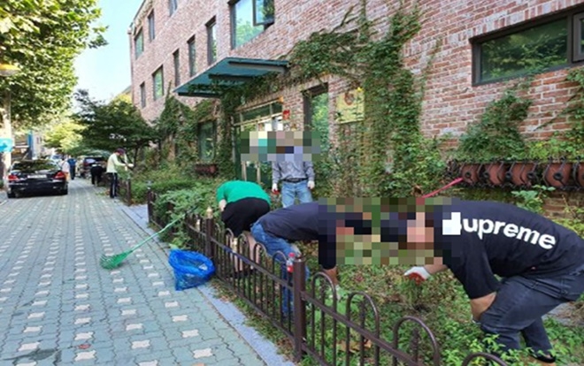 사회봉사대상자들이 서대문구치매지원센터 화단정비를 하고 있다.(사진제공=서울서부준법지원센터)