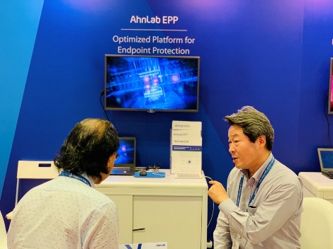 안랩 강석균 부사장(오른쪽)이 싱가포르 보안 컨퍼런스 'SICW 2019'에서 안랩 전시부스를 찾은 참관객에게 제품을 소개하고있다. 사진=안랩