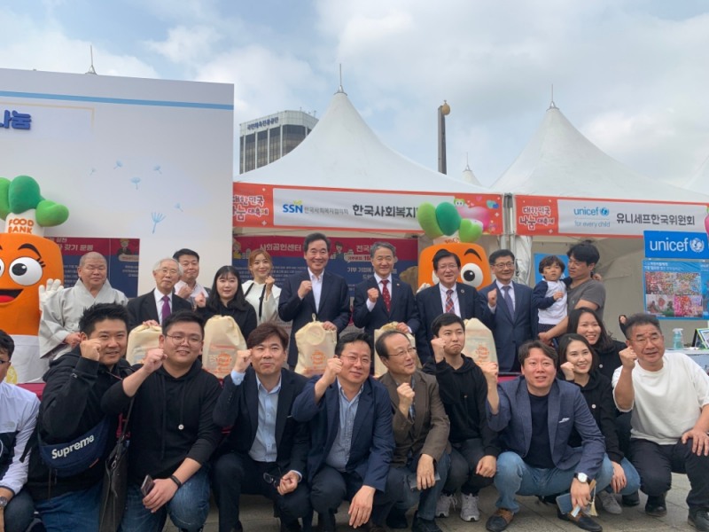 본격적인 행사 시작에 앞서 이낙연 국무총리(가운데)와 박능후 보건복지부 장관 (우), 서상목 한국사회복지협의회 회장, 손봉호 나눔국민운동본부 대표, 윤세아 한국사회복지협의회 홍보대사와 행사 참가자들이 기념 촬영을 하고 있다.