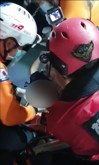 심폐소생술을 하고 있다.(사진제공=부산해양경찰서)
