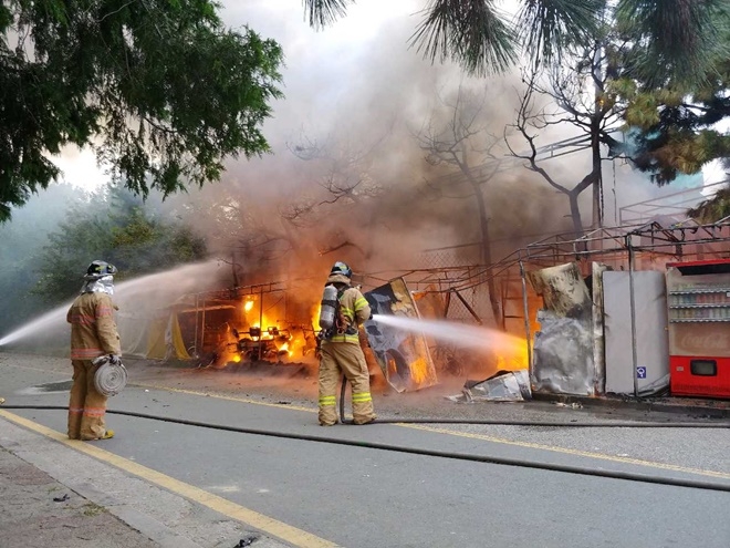 소방대가 화재를 진화하고 있다.(사진제공=부산경찰청)
