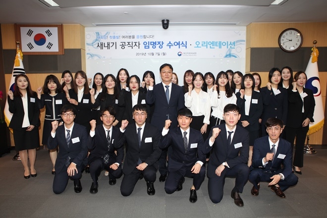 새내기 공직자 임명장 수여식과 오리엔테이션을 마치고 이동신 청장과 기념촬영.(사진제공=부산국세청)