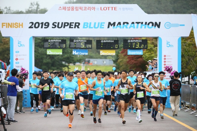 지난 5일 서울 상암동 월드컵공원 평화잔디광장에서 개최된 '2019 슈퍼블루마라톤 대회'에서 참가자들이 출발하고 있다.(사진=롯데)
