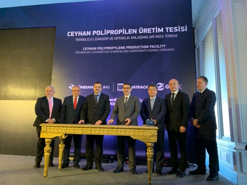 김태진 GS건설 부사장(CFO)(오른쪽 세번째)이 지난달 26일 터키 이스탄불 현지에서 열린 계약식에서 주주계약서 서명 후 르네상스 홀딩스(Renaissance Holdings) 社의 에르맨 일르작(Erman Ilicak) 회장(오른쪽 두번째) 및 소나트랙의 라치드 하시시(Rachid Hachichi) 회장(왼쪽 두번째) 등과 기념촬영을 하고 있다.(사진=GS건설)