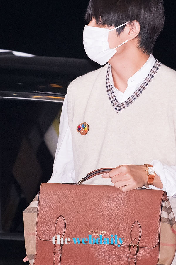 방탄소년단(BTS) 뷔, 인천국제공항 출국 현장