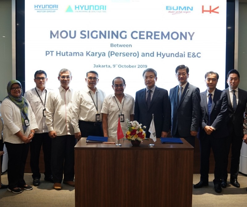 PT Hutama Karya 빈땅 뻐르보워 사장(왼쪽 5번째)과 현대건설 정진행 부회장(왼쪽 6번째)이 기념촬영을 하고 있다.(사진=현대건설)