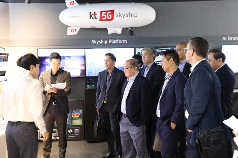 8일 필리핀 통신사 PLDT 그룹 CEO 마누엘 판 길리난(Manuel V. Pangilinan, 왼쪽에서 4번째)이 KT ‘퓨처인(FUTURE-IN)’ 을 방문하여 5G 솔루션을 체험하고 있다. 사진=KT