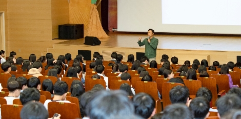 10일 신용보증기금 본점에서 개최된 ‘청소년 인권·청렴교육 및 진로탐색 현장학습’에서 ‘큰별쌤’ 최태성 강사가 ‘도전하는 젊음, 꿈꾸는 청춘’이라는 주제로 청소년들에게 진로특강을 하고 있다. 사진=신용보증기금