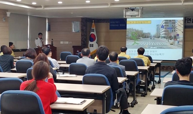 교통안전교육을 하고 있다.(사진제공=창원중부경찰서)