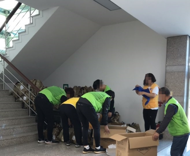 사회봉사대상자들이 남구 장애인복지증진 및 문화콘서트 행사를 지원하고 있다.(사진제공=부산동부준법지원센터)