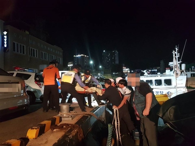 응급환자를 이송하고 있다.(사진제공=부산해양경찰서)