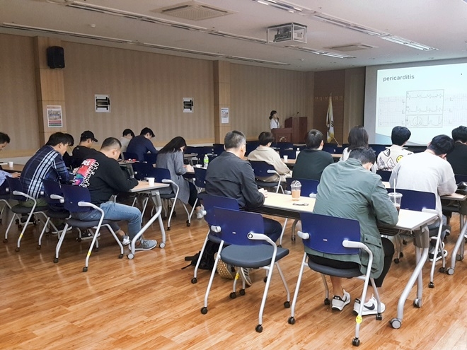부산 항만소방서 구급대원들을 대상으로 특별교육을 하고 있다.(사진제공=부산영도병원)
