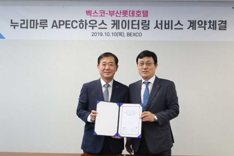 부산롯데호텔 김성한 대표이사(오른쪽)와 주식회사 벡스코 이태식 대표이사(왼쪽)가 기념사진을 촬영하고 있다.(사진=부산롯데호텔)