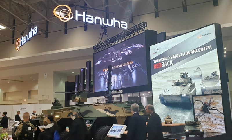 美 방산 전시회 '2019 AUSA'가 14일(미국시간) 워싱턴D.C.에서 개최됐다.한화 방산계열사(㈜한화/한화디펜스/한화시스템)는 250㎡의 대형 전시 부스를 마련하고레드백 장갑차, 무인수색차량, 대공 솔루션 등 미국, 캐나다, 중남미 시장 등을 겨냥한 새로운 솔루션을 선보였다.