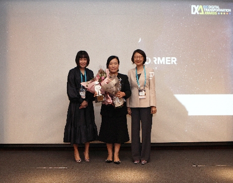 16일 그랜드 인터컨티넨탈 서울 파르나스에서 개최된 2019 IDC 디지털 트랜스포메이션 어워드에서 KB증권 박정림 사장(가운데)이 '디지털 트랜스포머' 상을 수상한 후 기념 촬영을 하고 있다. 양 옆은 산드라 응 IDC AP부사장(왼쪽), 한은선 한국 IDC 전무(오른쪽). 사진=KB증권