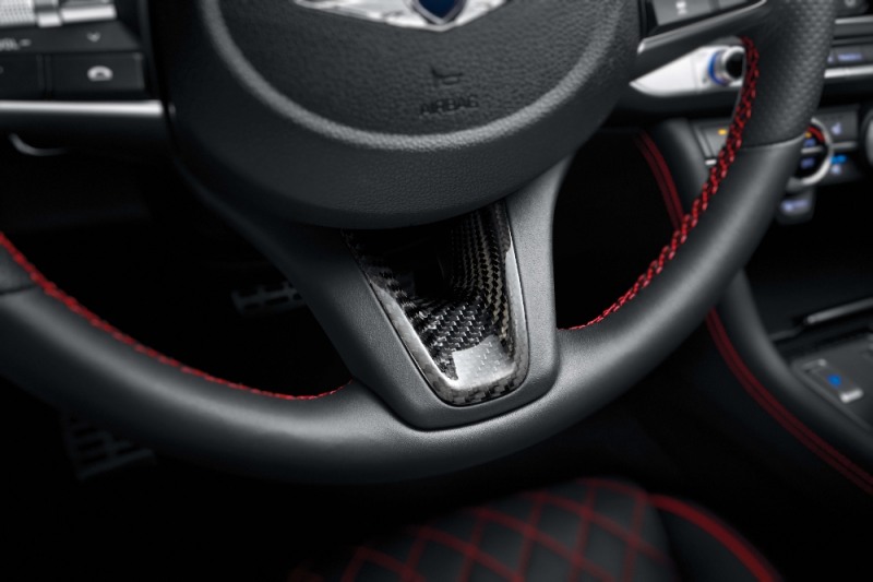 얼티밋 패키지(스티어링 휠 이너 베젤).