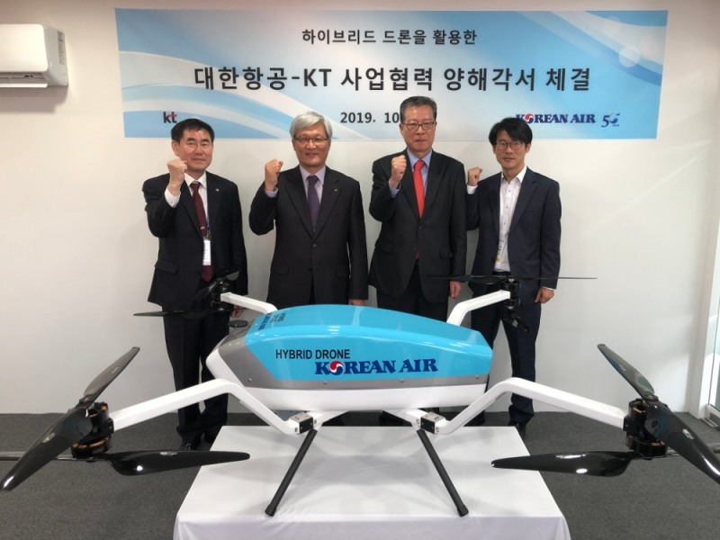 김인화 대한항공 항공우주사업본부 본부장(오른쪽에서 두번째), 김영명 KT에너지플랫폼사업단장(오른쪽에서 세번째)을 비롯한 행사 관계자들이 기념 촬영을 하고 있는 모습.(사진=대한항공)